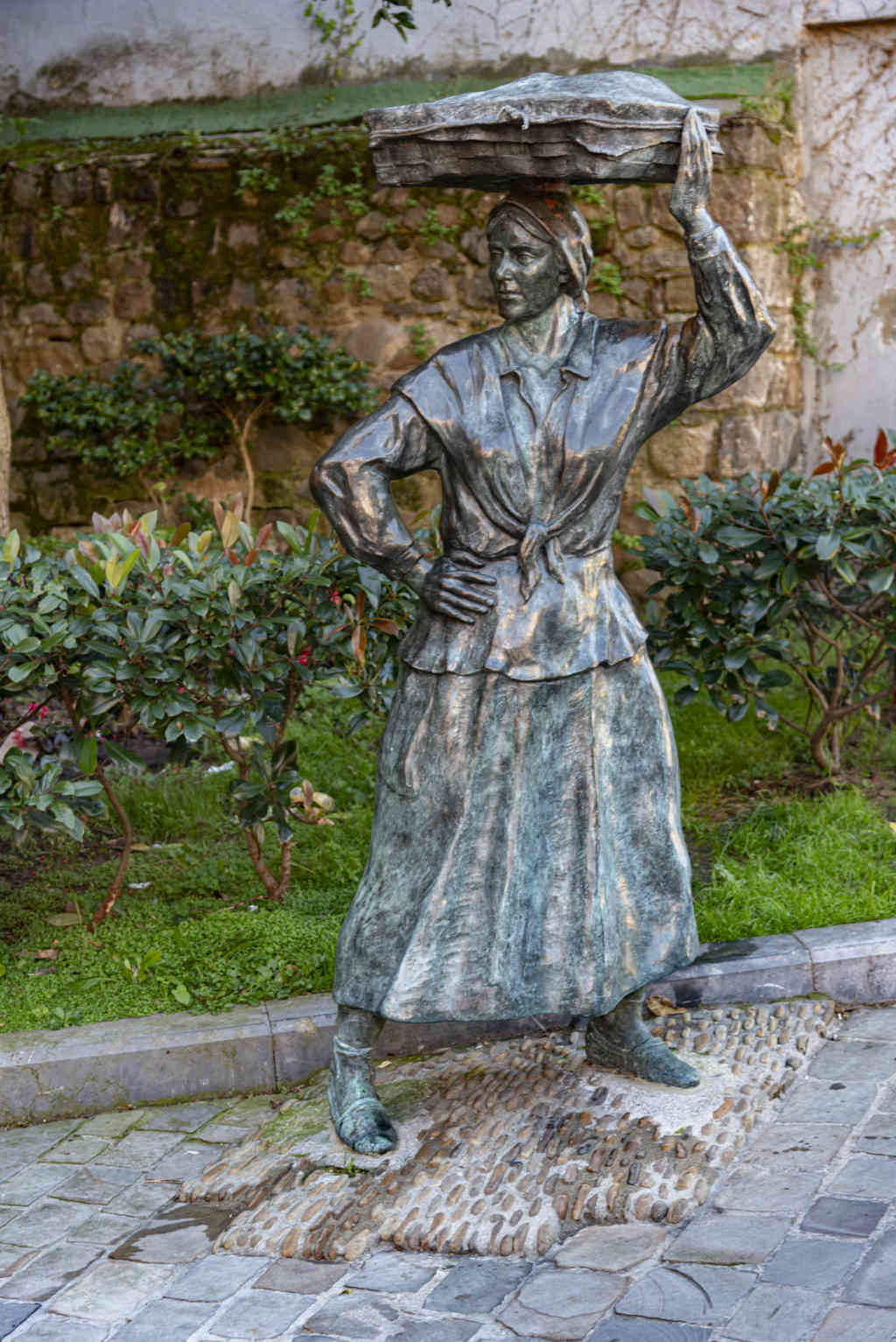 Vizcaya - Bermeo 31 - escultura Vendedora de Pescado.jpg